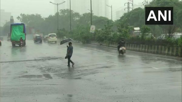 മുംബൈയെ മുക്കി ശക്തമായ മഴ: 2005ന് ശേഷമുള്ള റെക്കോർഡ് മഴ, അടുത്ത രണ്ട് ദിവസം നിർണായകം!!