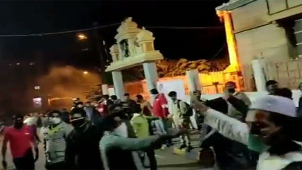 കയ്യടിക്കേണ്ട മാതൃക..! ബംഗളൂരുവിലെ സംഘര്‍ഷത്തിനിടെ ക്ഷേത്രത്തിന് കാവലിരുന്ന് മുസ്ലീങ്ങൾ, വീഡിയോ വൈറൽ