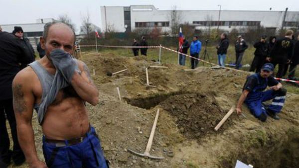 മാസ്‌ക് ധരിച്ചില്ലെങ്കില്‍ പണിപാളും, ശവക്കുഴി തോണ്ടേണ്ടി വരും, ജാവയില്‍ നിയമം തെറ്റിച്ചാല്‍ കഠിനം!!