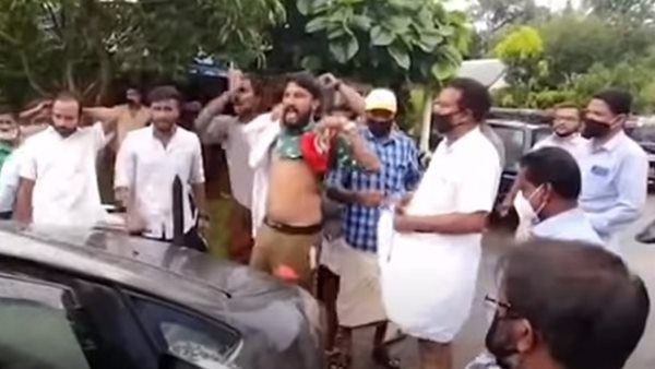 എംഎല്‍എയ്ക്ക് മുന്നില്‍ മുണ്ട് പൊക്കി യൂത്ത് കോണ്‍ഗ്രസ് പ്രതിഷേധം! എംഎല്‍എയ്‌ക്കെതിരെ അസഭ്യവര്‍ഷവും!