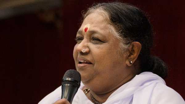 തെറ്റു തിരുത്തി മുന്നോട്ടു പോകുവാനുള്ള പ്രകൃതിയുടെ ആഹ്വാനമാണ് കോവിഡ്: അമൃതാനന്ദമയി