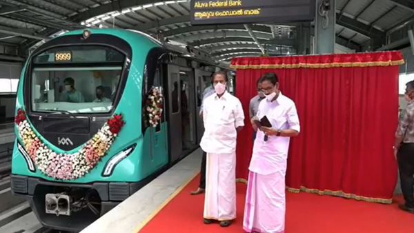 തല ഉയർത്തി കൊച്ചി മെട്രോ..!ആദ്യ ഘട്ടം പൂർത്തിയായി, തൈക്കൂടം-പേട്ട പാത ഉദ്ഘാടനം ചെയ്ത് മുഖ്യമന്ത്രി
