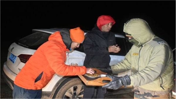 മലമുകളിൽ വഴിയറിയാതെ കുടുങ്ങി: ചൈനീസ് പൌരന്മാർക്ക് തുണയായി കുതിച്ചെത്തി, ഇന്ത്യൻ സൈന്യത്തിന് കയ്യടി!