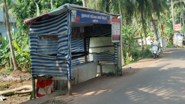 മഴ വന്നാല്‍ നിറഞ്ഞുകവിയുന്ന ബസ് സ്‌റ്റോപ്പ്.... ബസ്സില്‍ കയറണമെങ്കില്‍ പതിനെട്ടടവും പയറ്റണം!!