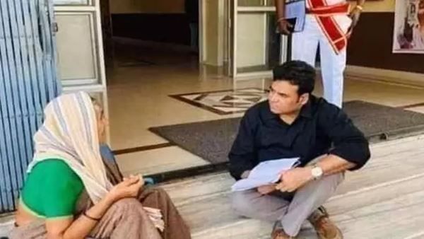 പടികയറാനാവാത്ത വൃദ്ധയെ സഹായിക്കാൻ എത്തിയത് ജഡ്ജിയല്ല; പ്രചരിക്കുന്ന വാർത്തയിലെ സത്യാവസ്ഥ ഇതാണ്