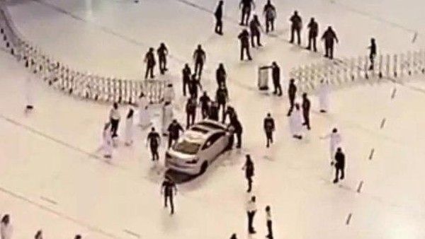 മക്ക ഹറമിലേക്ക് കാര്‍ ഇടിച്ചുകയറ്റി; ബാരിക്കേഡുകളും വാതിലും തകര്‍ന്നു, കുതിച്ചെത്തി സൈനികര്‍