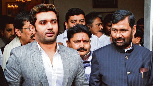 പോലീസുദ്യോഗം രാജിവച്ച് രാഷ്ട്രീയത്തിലെത്തിയ പാസ്വാന്‍; 6 പ്രധാനമന്ത്രിമാര്‍ക്കൊപ്പം,4 സഖ്യത്തില്‍