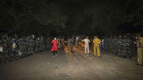 ഹത്രാസ് കൂട്ട ബലാത്സംഗം; ശൗചാലയത്തിന് പുറത്തും ടെറസിലും പൊലീസ് വിന്യാസം; മര്‍ദനം