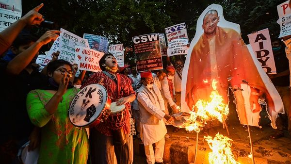 ഹത്രാസില്‍ 'അന്താരാഷ്ട്ര ഗൂഢാലോചന' ! പുത്തന്‍ തിയ്യറിയുമായി യുപി പോലീസിന്റെ പ്രഥമ വിവര റിപ്പോര്‍ട്ട്