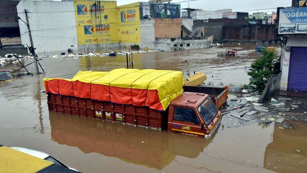 തെലങ്കാനയിൽ ശക്തമായ മഴ തുടരുന്നു: വെള്ളപ്പൊക്കത്തിൽ ഒരാൾ ഒഴുകിപ്പോകുന്നതിന്റെ ദൃശ്യങ്ങൾ പുറത്ത്!!