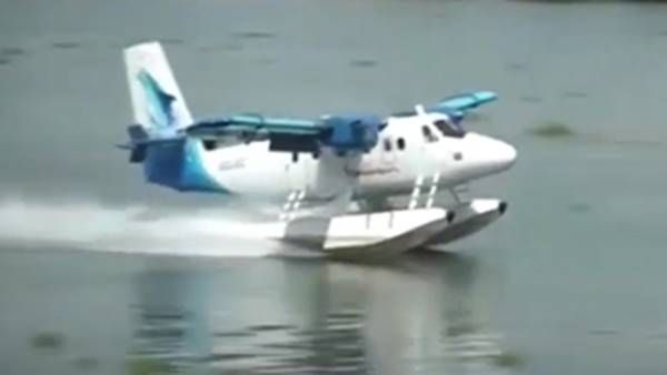 കൊച്ചി കായലില്‍ പറന്നിറങ്ങി സീ പ്ലെയിന്‍; സ്വീകരണം നല്‍കി നാവികസേന, സവിശേഷതകള്‍ അറിയാം..