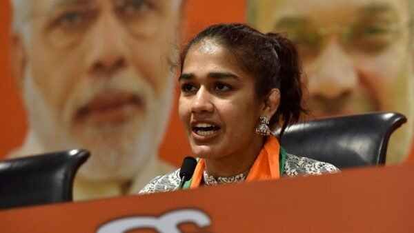 ജോലി രാജിവെച്ച് ബിജെപി നേതാവ് ബബിത ഫോഗട്ട്: ഉടൻ മുഖ്യമന്ത്രിയെ കാണും