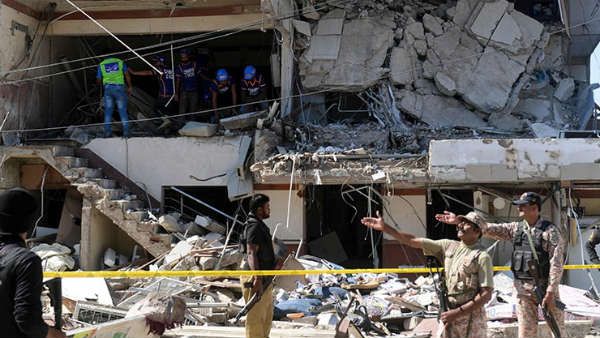 പാകിസ്ഥാനിൽ ആഭ്യന്തര യുദ്ധമോ? കറാച്ചിയിൽ ബഹുനില കെട്ടിടം സ്‌ഫോടനത്തിൽ തകർന്നു; 5 പേർ കൊല്ലപ്പെട്ടു