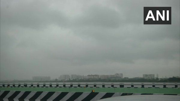 നിവാര്‍ ചുഴലിക്കാറ്റ് തീരത്തേക്ക്: ചെന്നൈ വിമാനത്താവളം അടച്ചു, തീരത്ത് കനത്ത ജാഗ്രത
