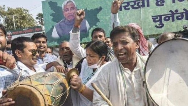 ബിഹാറില്‍ ജെഡിയു-ബിജെപി പ്രവര്‍ത്തകര്‍ വിജയാഘോഷം തുടങ്ങി; എന്‍ഡിഎ ലീഡ് തുടരുന്നു