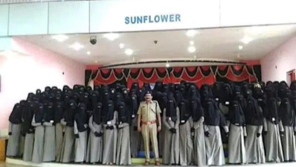 'കേരളത്തിലെ വനിതാ പൊലീസുകാര്‍ ബുര്‍ഖയില്‍'; ഉത്തരേന്ത്യന്‍ സമൂഹ മാധ്യമങ്ങളില്‍ വ്യാജ പ്രചാരണം
