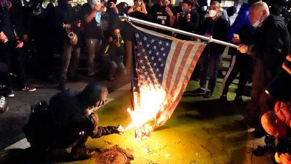 അമേരിക്കയിൽ കലാപം; പോർട്ട്‌ലാൻഡിൽ ചുറ്റികകളും തോക്കും വെടിമരുന്നും, ന്യൂയോർക്കിൽ 50 അറസ്റ്റ്