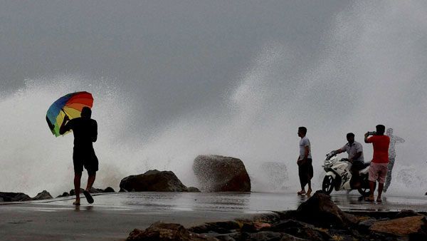 നിവാര്‍ ചുഴലിക്കാറ്റ്; തമിഴ്‌നാട്ടില്‍ ബസ് ഗതാഗതം സ്തംഭിച്ചു, കാറ്റ് തീരം തൊടാനിരിക്കെ കനത്ത ജാഗ്രത