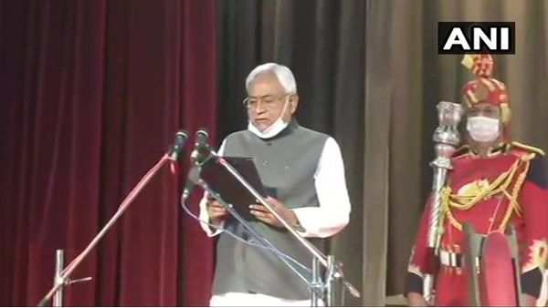 തുടര്‍ച്ചയായ നാലാം തവണ; ബിഹാര്‍ മുഖ്യമന്ത്രിയായി നിതീഷ് കുമാര്‍ അധികാരമേറ്റു