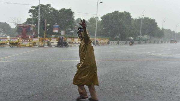 നിവാർ: ഇന്ന് അര്‍ദ്ധരാത്രിയോടെ പുതുച്ചേരി തീരം തൊടും, തമിഴ്‌നാട്ടിലെ 13 ജില്ലകളിൽ നാളെയും അവധി