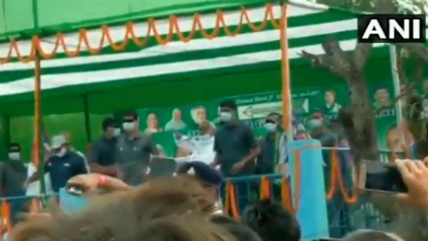 തിരഞ്ഞെടുപ്പ് റാലിക്കിടെ നിതീഷ് കുമാറിന് നേരെ ഉള്ളിയേറ്; വലയം തീര്‍ത്ത് സുരക്ഷ ഉദ്യോഗസ്ഥര്‍