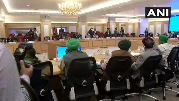 കാർഷിക നിയമം ഭേദഗതി ചെയ്യാമെന്ന് കേന്ദ്രം, പിൻവലിക്കാതെ പിന്നോട്ടില്ലെന്ന് കർഷകർ, ചർച്ച തുടരുന്നു