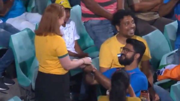 ക്രിക്കറ്റ് ഗ്യാലറിയില്‍ മുട്ടുകുത്തി വിവാഹ അഭ്യര്‍ത്ഥന, തരംഗമായി ദിപന്‍ മണ്ഡല്യ-റോസ് പ്രണയം!!