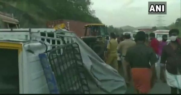 കുതിരാനില്‍ ആറ് വാഹനങ്ങള്‍ കൂട്ടിയിടിച്ച് വന്‍ അപകടം, മൂന്ന് പേര്‍ക്ക് ദാരുണാന്ത്യം!!