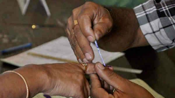 പോളിംഗ് സമയം ഉദ്യോഗസ്ഥന് തെറ്റി, ഇളംകാട് പഞ്ചായത്തില്‍ വോട്ടിംഗ് തുടങ്ങിയത് ആറ് മണിക്ക്, എതിര്‍പ്പ്