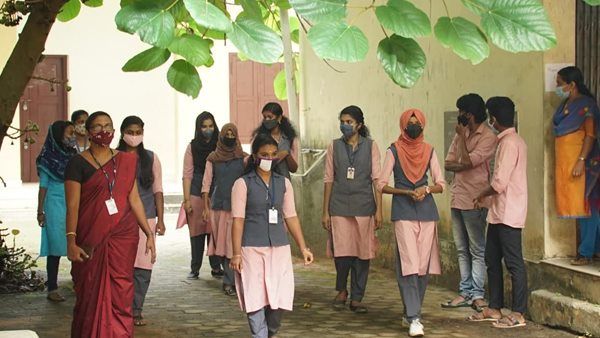 ഏഴു മാസത്തെ ഇടവേള, കോവിഡ് മാനദണ്ഡങ്ങള്‍ പാലിച്ച് വിദ്യാര്‍ഥികള്‍ സ്‌കൂളിലെത്തി