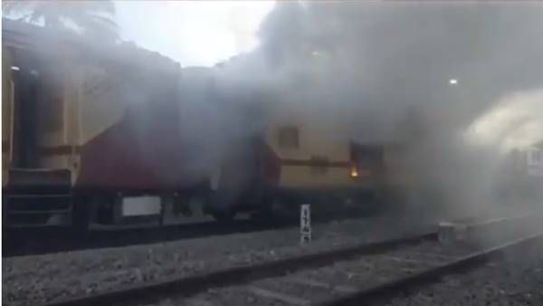 മലബാര്‍ എക്‌സ്പ്രസില്‍ തീപിടുത്തം; യാത്രക്കാര്‍ ചങ്ങല വലിച്ച് ട്രെയിന്‍ നിര്‍ത്തി, ഒഴിവായത് വന്‍ ദുരന്തം