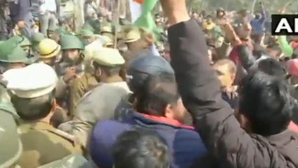 സിംഘു അതിര്‍ത്തിയില്‍ കർഷകരെ ആക്രമിച്ച് ഒരു സംഘം, ടെന്റ് പൊളിച്ചു, കർഷകർക്ക് നേരെ കല്ലേറ്