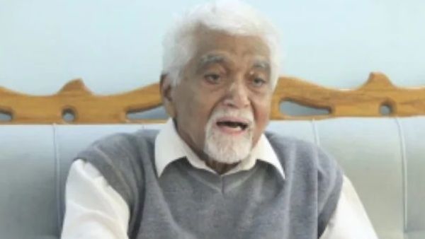 ബര്‍ലിന്‍ ഇനി ജ്വലിക്കുന്ന ചരിത്രം; ചെങ്കൊടി പുതച്ച് മടക്കയാത്ര, അഭിവാദ്യം നേര്‍ന്ന് ആയിരങ്ങള്‍