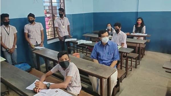 വിദ്യാലയങ്ങളില്‍ കുട്ടികളെത്തി;ക്ലാസ്‌ ബഞ്ചില്‍ ധൈര്യം പകര്‍ന്ന്‌ വിദ്യാഭ്യസ മന്ത്രിയും