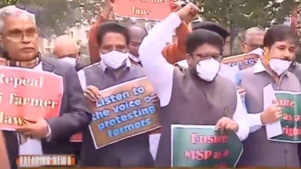 കര്‍ഷകരെ പിന്തുണച്ച് ഇടത് എംപിമാരുടെ പാര്‍ലമെന്റ് മാര്‍ച്ച്, പോലീസ് വലയം ഭേദിച്ചിച്ച് മുന്നോട്ട്!!