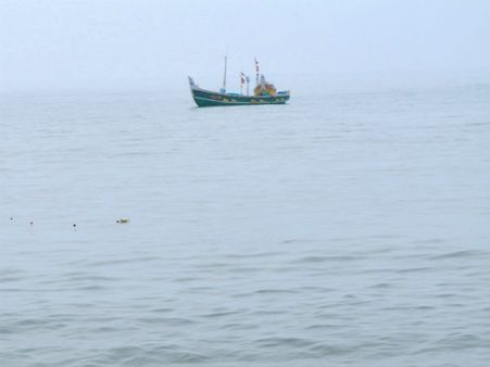 തൃശൂരില്‍ മത്സ്യബന്ധന വള്ളം മുങ്ങി; നാല് മത്സ്യത്തൊഴിലാളികളെ കാണാതായി