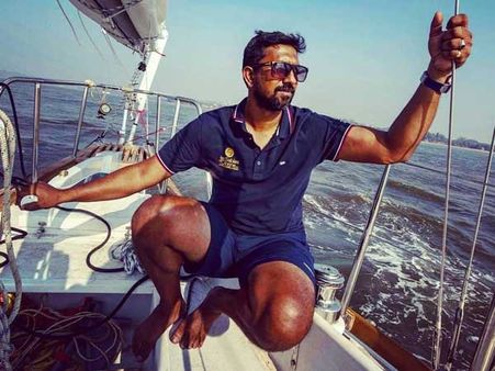 പായ്‌ വഞ്ചിയില്‍ ഒറ്റക്ക്‌ ലോകം ചുറ്റിയ മലയാളി അഭിലാഷ്‌ ടോമി നാവികസേനയില്‍ നിന്ന്‌ വിരമിച്ചു