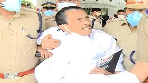 മുഖ്യമന്ത്രിയുടെ പരിപാടിയില്‍ കെപിസിസി അംഗം; തൂക്കിയെടുത്ത് അറസ്റ്റ് ചെയ്ത് പോലീസ്