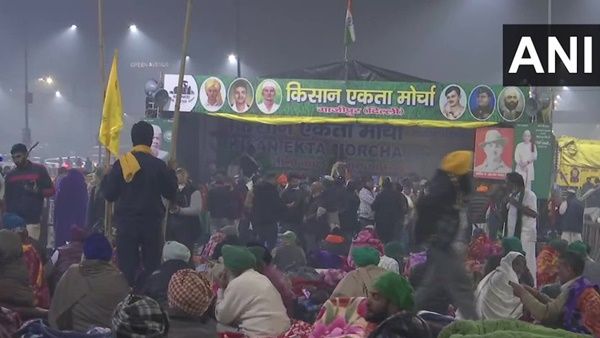 പൊലീസിന്‍റെ അന്ത്യശാസനം തള്ളി കര്‍ഷകര്‍; ഗാസിപ്പൂരില്‍ സമരം തുടരുന്നു, പിന്‍വാങ്ങി പൊലീസും സേനയും