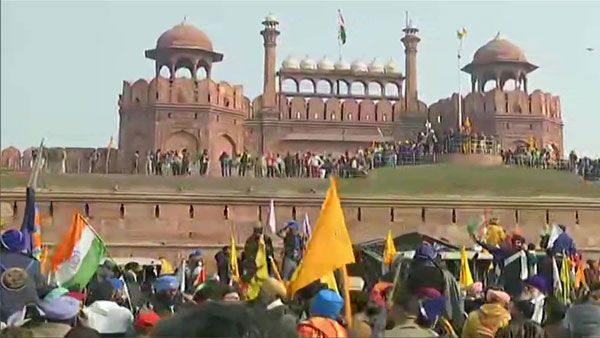 ചെങ്കോട്ടയില്‍ പ്രതിഷേധക്കാര്‍ ഇന്ത്യന്‍ പതാക താഴ്ത്തി ഖാലിസ്ഥാന്‍ പതാക ഉയര്‍ത്തിയോ; സത്യാവസ്ഥ ഇതാണ്