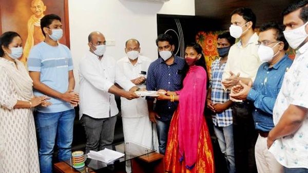 പ്രളയത്തില്‍ കുടുംബം ഉള്‍പ്പടെ എല്ലാം നഷ്ടമായ 13 കാരിക്ക് സ്നേഹ വീട് നിര്‍മ്മിച്ചു നല്‍കി