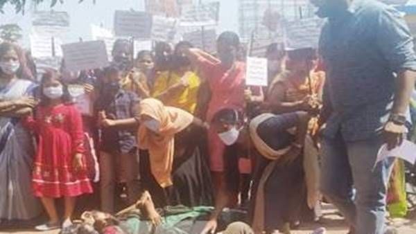 പിൻവാതിൽ നിയമത്തിനെതിരെ കലക്ടറേറ്റിനു മുൻപിൽ ശയനപ്രദിക്ഷണവുമായി ലാസ്റ്റ് ഗ്രേഡ് റാങ്ക് ഹോൾഡർമാർ