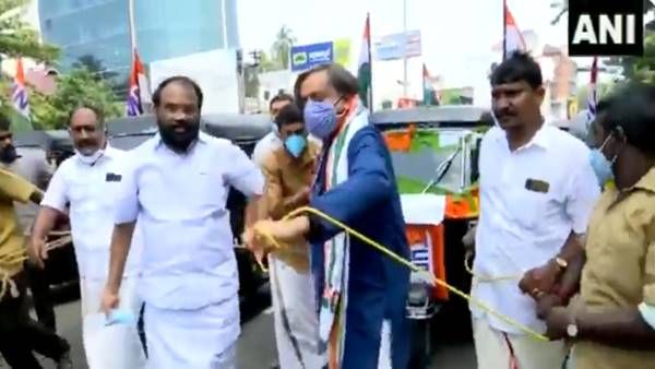 ഇന്ധനവില വര്‍ദ്ധന: തിരുവനന്തപുരത്ത് ഓട്ടോറിക്ഷ കെട്ടിവലിച്ച് വേറിട്ട പ്രതിഷേധവുമായി ശശി തരൂര്‍