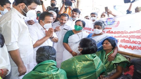 'കുഞ്ഞുങ്ങൾക്ക് നീതി നൽകാനാവാത്ത നാട്ടിൽ എന്തു ജനാധിപത്യം';വാളയാർ കേസ് എൽഡിഎഫ് അട്ടിമറിച്ചെന്ന് ചെന്നിത്തല