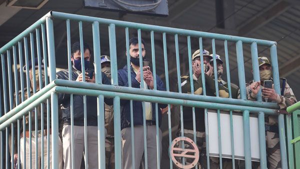 50000 പോലീസുകാര്‍; യുദ്ധ സമാനം ദില്ലി... ബാരിക്കേഡും കമ്പിവേലിയും, കര്‍ഷകരെ നേരിടാന്‍ സര്‍ക്കാര്‍