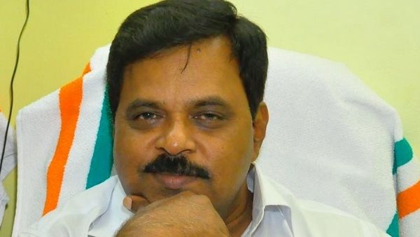 മൂവാറ്റുപുഴയുടെ അന്തകന്‍, ഗ്രൂപ്പ് മാനേജര്‍, മൂവാറ്റുപുഴയില്‍ ജോസഫ് വാഴയ്ക്കനെതിരെ പോസ്റ്റര്‍!!