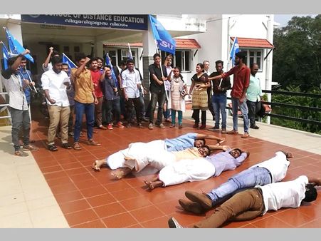 കാലടി സര്‍വകലാശാലയിലെ അനധികൃത നിയമനം; സര്‍വകലാശലക്കു മുന്നില്‍ പ്രതിഷേധവുമായി കെഎസ്‌യു