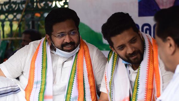 2 എംഎല്‍എമാര്‍ നിരാഹാരമിരുന്നിട്ടും സ്പീക്കറോ പാര്‍ലമെന്ററികാര്യ മന്ത്രിയോ തിരിഞ്ഞുനോക്കിയില്ല: വിഷ്ണുനാഥ്