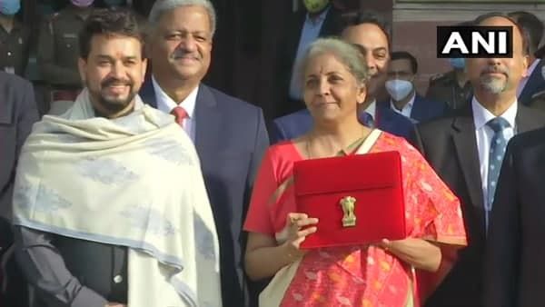 കേന്ദ്ര ബജറ്റ്: പേപ്പറിന് പകരം ഐപാഡ്, ധനമന്ത്രിയുടെ ബജറ്റ് അവതരണം ഇന്ത്യന്‍ നിര്‍മിത ടാബ് ഉപയോഗിച്ച്