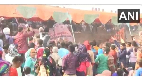 കർഷക നേതാക്കളെത്തിയ കിസാൻ പഞ്ചായത്തിനിടെ സ്റ്റേജ് തകർന്നുവീണു: സംഭവം ഹരിയാണയിൽ